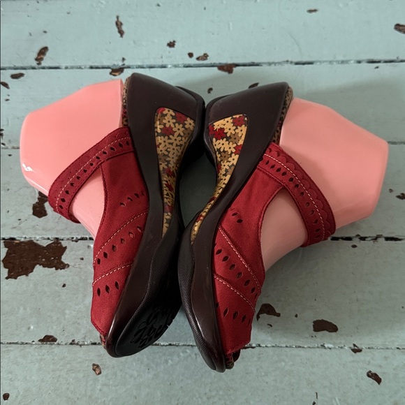 Jambu Size US 8 Sports Design Touring Wedge Red Nubuck w/ Flower Trim Heel 2.5” - Picture 11 of 15